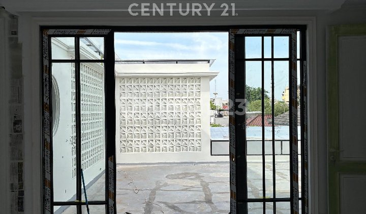 Luxurious American Classic House with a Spacious Rooftop in Cempaka Putih 2