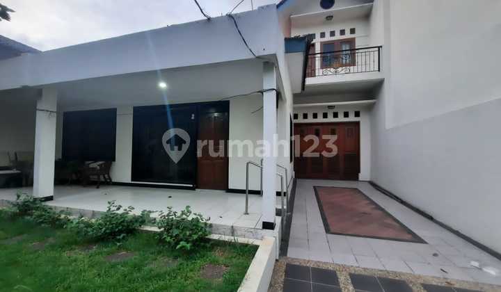 Dijual Rumah Siap Huni Hitung Tanah di Daerah Kebayoran Baru Dijual Rumah Siap Huni Hitung Tanah di Daerah Kebayoran Baru