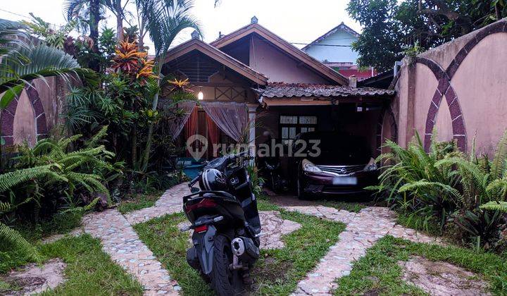 Rumah Bagus Pinggir Jalan Halaman Luas Siap Huni Full Furnish 1