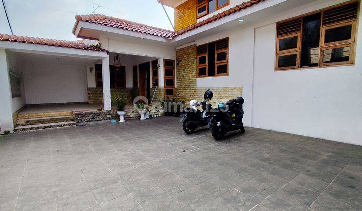 Rumah 3 Lantai Bagus Full Furnish Siap Huni Samping Jalan Utama 1