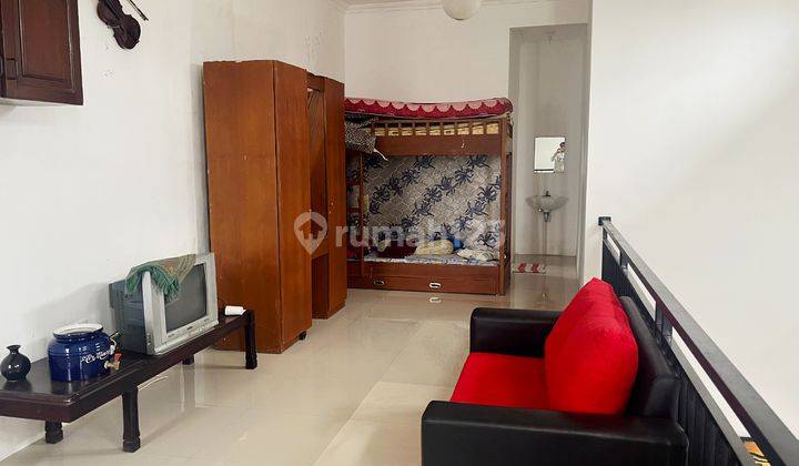 ruang keluarga villa siap huni suasana asri
