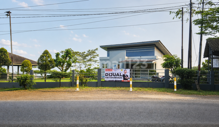 Spacious Villa Perfect for a Stopover in Cugenang, Cianjur Spacious Villa Perfect for a Stopover in Cugenang, Cianjur