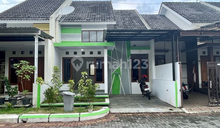 Rumah di Cluster Gentan Solo. Lokasi Strategis Dekat Pusat Kuliner dan Perbelanjaan, Cocok untuk Hunian Keluarga. Rumah di Cluster Gentan Solo. Lokasi Strategis Dekat Pusat Kuliner dan Perbelanjaan, Cocok untuk Hunian Keluarga.