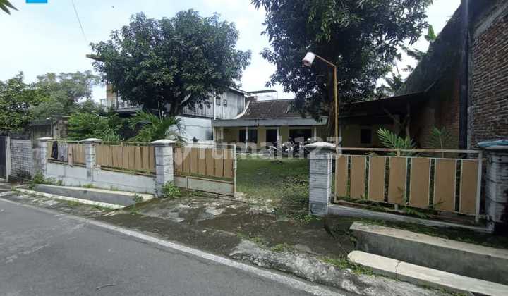 Strategic Old House Ready to Use Suitable for Distributor Office Strategic Old House Ready to Use Suitable for Distributor Office