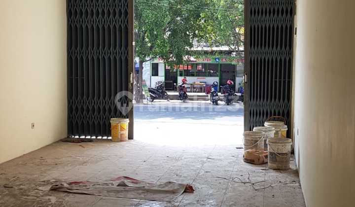 Strategic 2-Story Shop House, Location Near Toll Road and Klodran Market, Container Access. 2