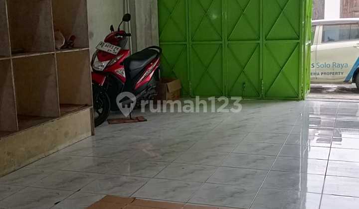 Ready-to-Occupy 3-Story Shop House, Suitable for Office, Tutoring Center, Broker Office in Downtown near Slamet Riyadi Street. 2