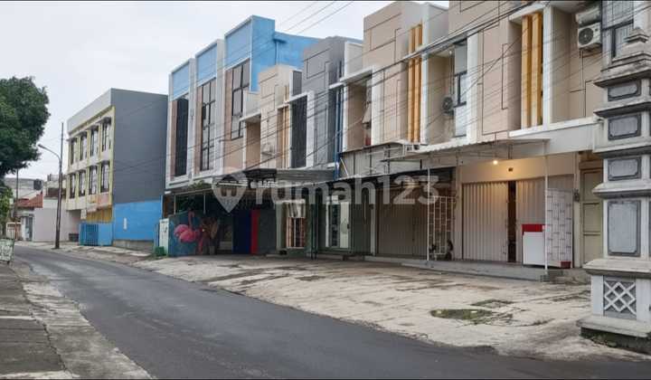 2-Story Shop House Ready for Use, Very Strategic Location in Gajahan - Solo 2