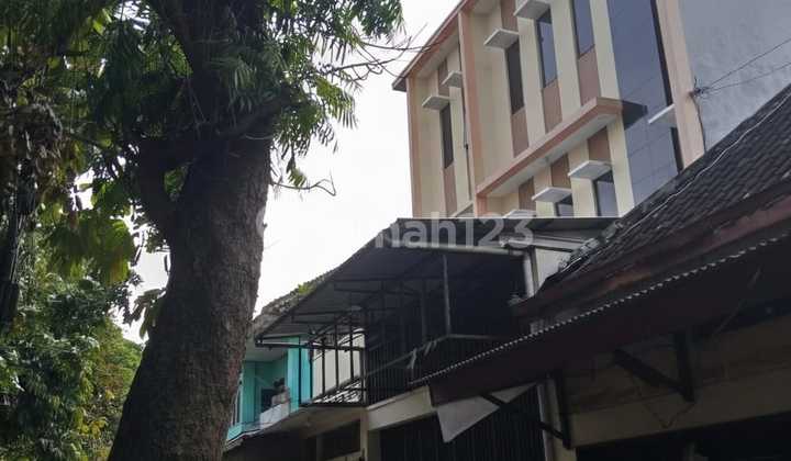 Nice 3-Story Shop House Ready to Use on the Side of Kapten Mulyadi Main Road, Solo. 2