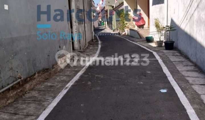 Strategic Good Shop House Near City Hall & Slamet Riyadi Street Solo. Suitable for Various Types of Businesses Especially Offices, Shops, Tutoring, Courses & Culinary. 2