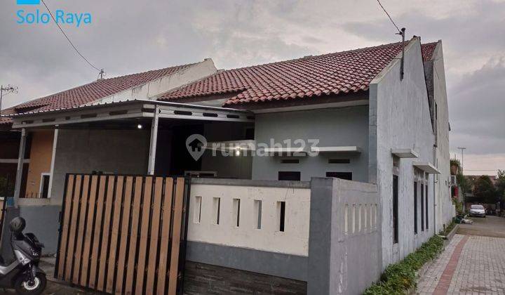 Disewakan Rumah Siap Huni Minimalis Modern Di Cluster Favorit Dekat Mojosongo, Solo.luas Tanah : 100 M2luas Bangunan : 70 M2lebar Depan : 6mhadap Selatan, Shmruang Tamu, Ruang Makan, Ruang Keluarga, 3 Kamar Tidur, 1 Kamar Mandi, Dapur, Teras, Carport Full 1