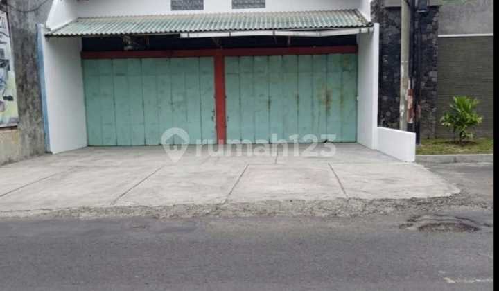 Warehouse and Residence on the Side of the Main Road in Gentan, Solo