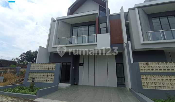 Modern House Ready to Live Near De Tjolomadu &amp; Klodran Toll Road, Colomadu Solo