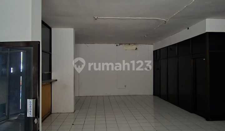 Super Strategic Shophouse and Business Space on Honggowongso Tipes Serengan Street, Solo 2