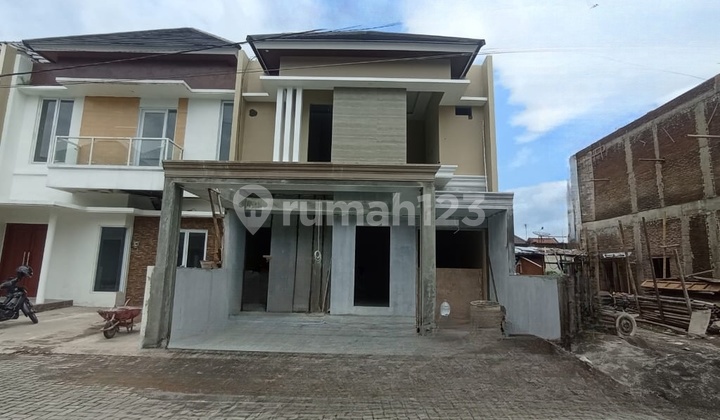 New Elite Cluster Residence in Colomadu Solo - 4 Bedrooms, Close to Toll Road & Airport