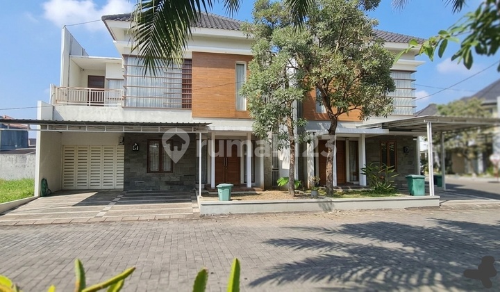 Luxurious Minimalist House in Elite Cluster Near The Park Mall Solo Baru