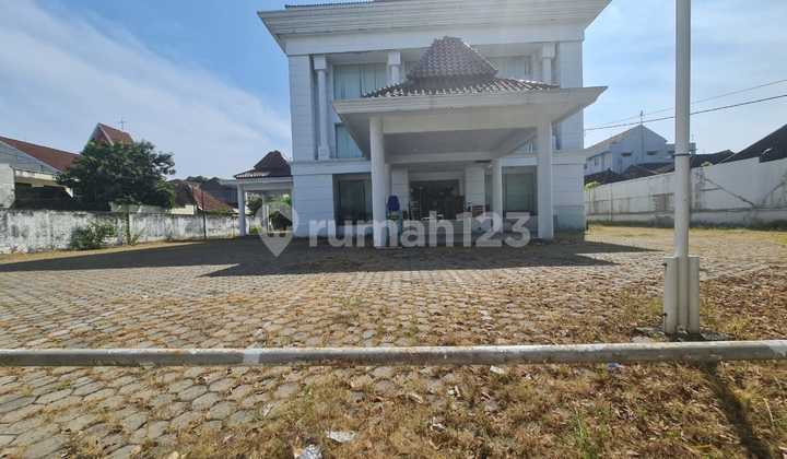 Gedung 4 Lantai Super Strategis Eks Bank Di Jalan Veteran Solo