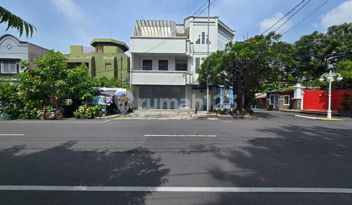 3-Story Strategic Commercial Building and Business Space on Jalan Honggowongso Tipes Serengan Solo