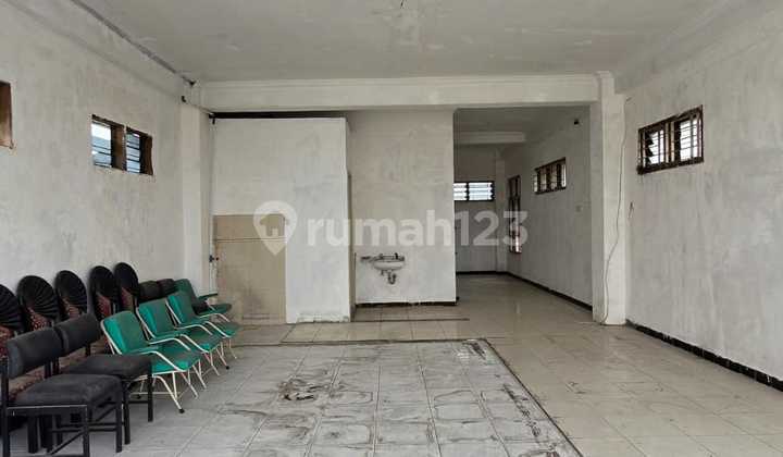 Good Strategic 3.5-Story Shop House on Yos Sudarso Street, Serengan, Solo 2