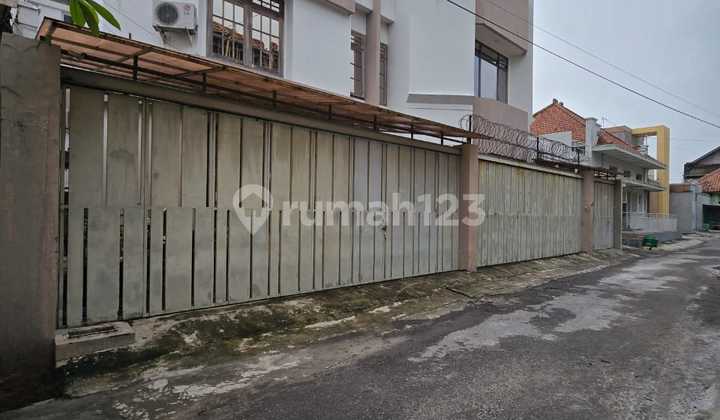 Rumah Mewah Megah 2,5 Lantai Full Furnished Lengkap Di Kawasan Lojiwetan Menteng Nya Solo Rumah Mewah Megah 2,5 Lantai Full Furnished Lengkap Di Kawasan Lojiwetan Menteng Nya Solo