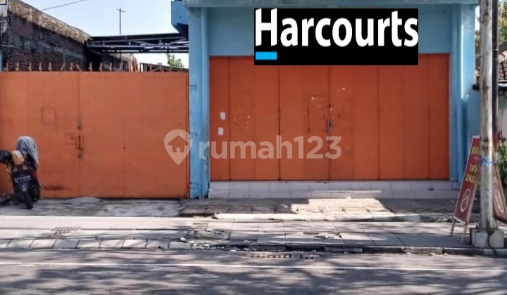 Two-Story Building Suitable for Shophouse, Warehouse, and Business Space on One of the Main Road Sides in Jebres, Solo Two-Story Building Suitable for Shophouse, Warehouse, and Business Space on One of the Main Road Sides in Jebres, Solo