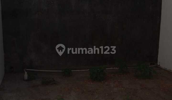 3-Story Ready-to-Use Shop House in Solo City Center, Manahan 2