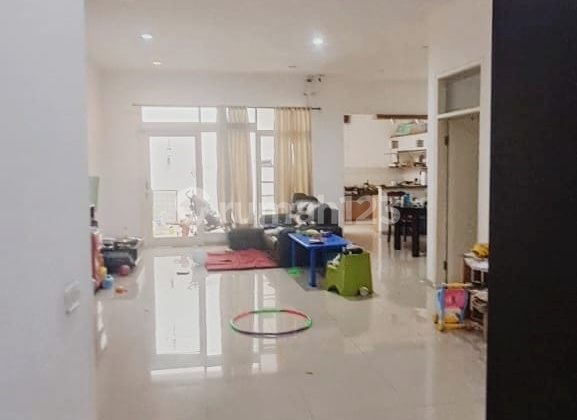 Semi-Furnished Nice House by Dr. Djunjunan, Bandung