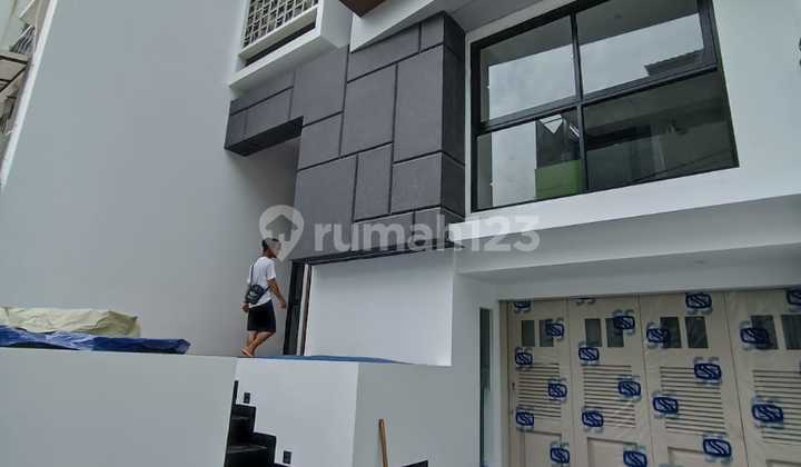 Rumah 3 Lantai Baru di Kavling Polri Jelambar, Jakarta Barat Rumah 3 Lantai Baru di Kavling Polri Jelambar, Jakarta Barat