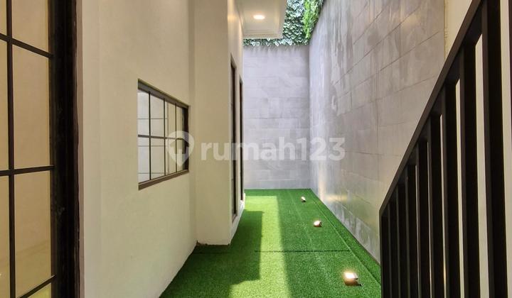 Rumah Brand New Tomang 3 Lantai Hadap Selatan 2