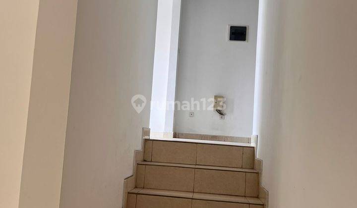 Rumah 3 Lantai Bagus Semi Furnished Sertifikat Hak Milik di Rawamangun Jakarta 2