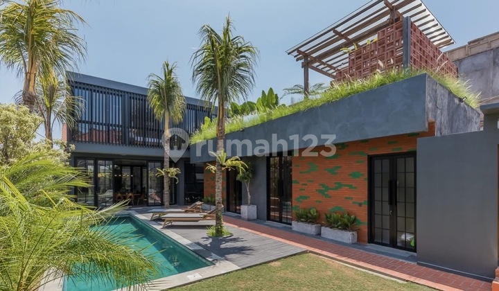 Luxury Tropical Industrial Villa For Sale in Uluwatu
