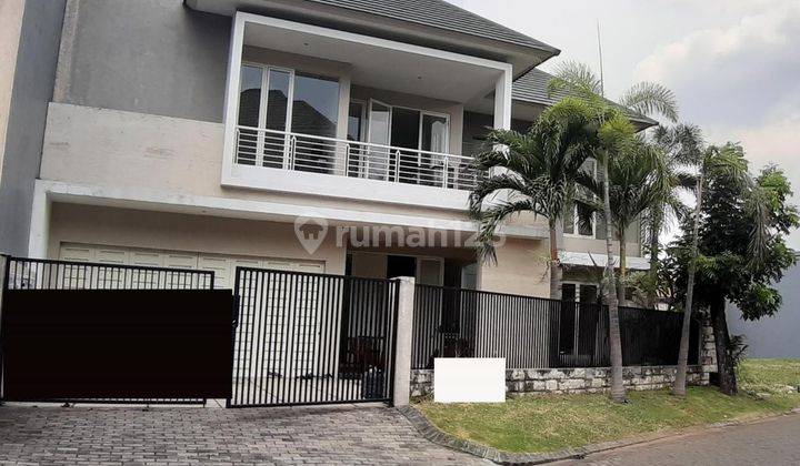 Rumah 2 Lantai Bagus SHM di Graha Family, Surabaya 1