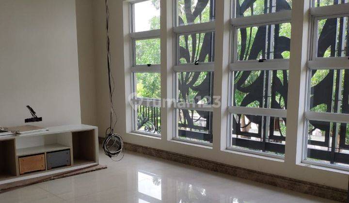 Rumah 2 Lantai Bagus SHM di Graha Family, Surabaya 2