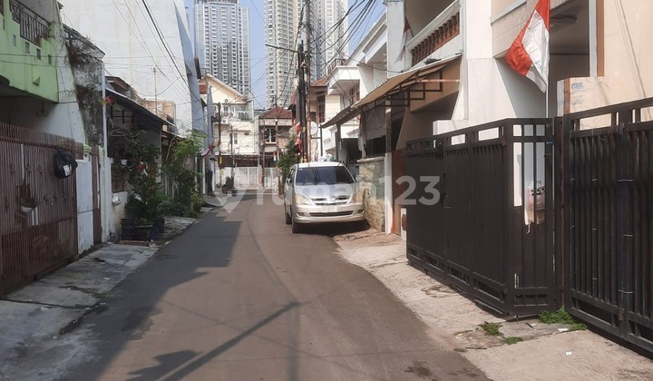 Minimalist house with a strategic location in Tanjung Duren, 0001 Joe. 2