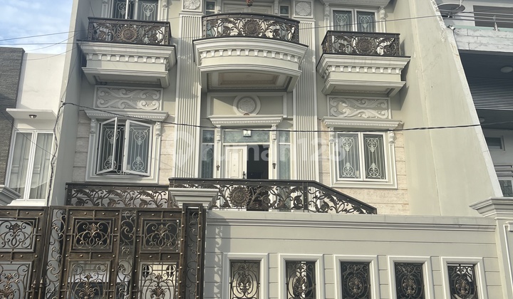 Jarang Ada Rumah Mewah American Clasic Modern Uk 10X20 M di Jakarta Barat [ Pik. Puri Indah]