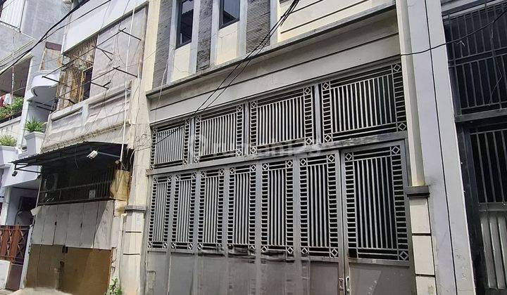 RUMAH BARU RENOVASI, PADEMANGAN 3 LANTAI, SIAP HUNI JUAL MURAH BISA KPR 1