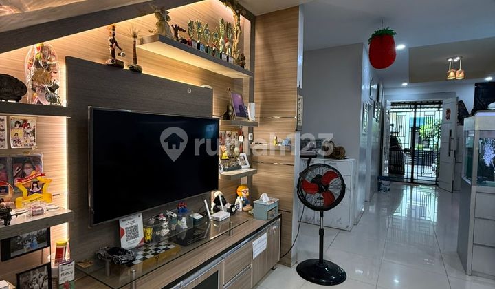 Beautiful House in Sunter Jaya, 2.5 Floors, Move-in Ready, Eligible for Mortgage