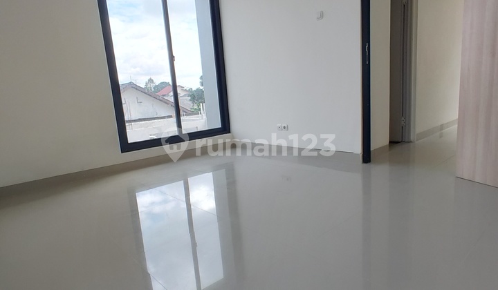 Kayu Manis Veranda rumah lebar 9 meter siap huni 4
