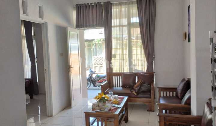 ruang tamu rumah 3 lantai perum graha