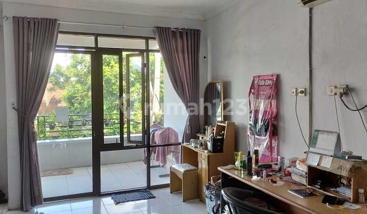 ruang keluarga rumah 3 lantai perum graha