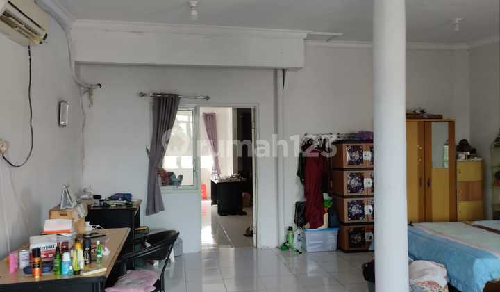 ruang keluarga rumah 3 lantai perum graha