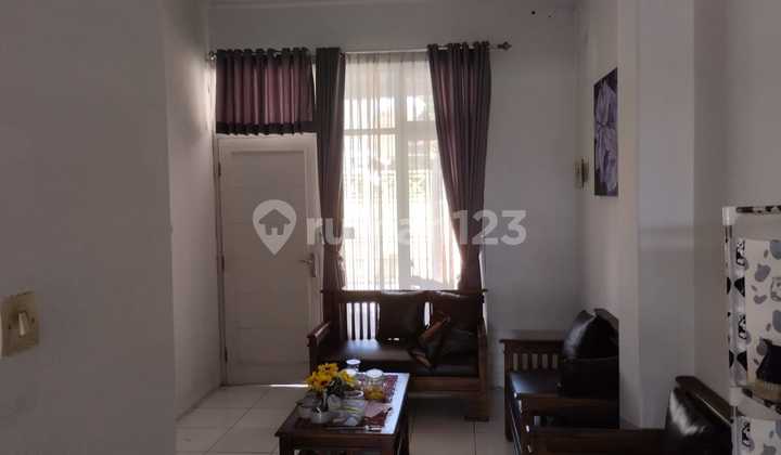 ruang tamu rumah 3 lantai perum graha