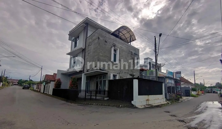 Rumah Mewah 3 Lantai Pusat Kota Purwokerto Rumah Mewah 3 Lantai Pusat Kota Purwokerto