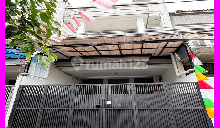 Dhyana Rumah semi furnish ukuran 5x17m di Tomang