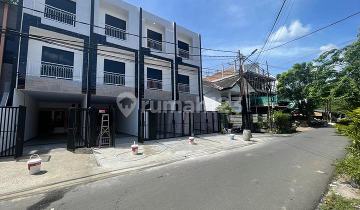 Dhyana Rumah baru uk 3,5x19.2m jalan 3 mobil di tanjung duren