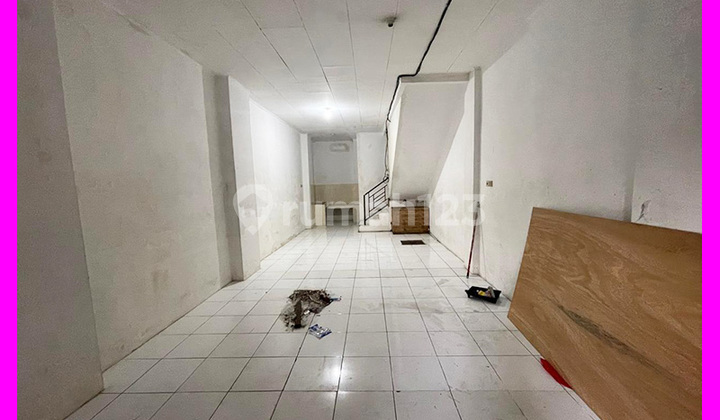 Dhyana rents a 4x13m house in Jelambar. Dhyana rents a 4x13m house in Jelambar.