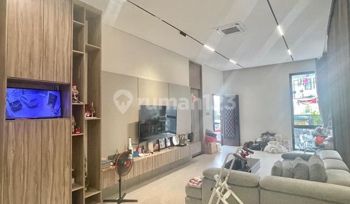 Dhyana Rumah semi furnish luas tanah 252m2 di jelambar 2