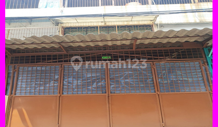 Dhyana Di rents a house measuring 4x15m in Jelambar.