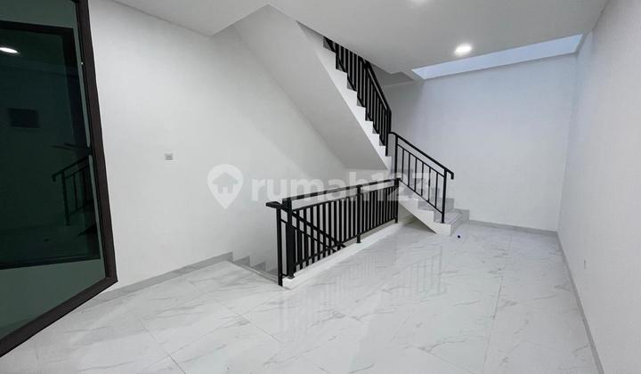 Dhyana Semi-New House Size 4X20m in Jelambar 2