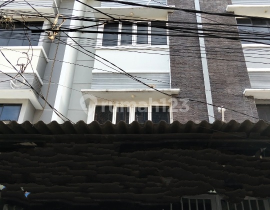 Dhyana Rents a 4.5x20m House in Jelambar 2