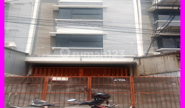 Dhyana rents a 4x20m shop house in Jelambar. Dhyana rents a 4x20m shop house in Jelambar.